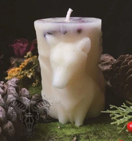 Свеча восковая Сила волчьей Луны белая