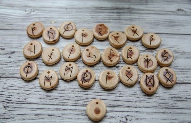 Руны из можжевельника с дырочками без мешочка